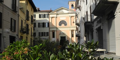 Santa Marta e l'omonima piazza Santa Marta e l'omonima piazza