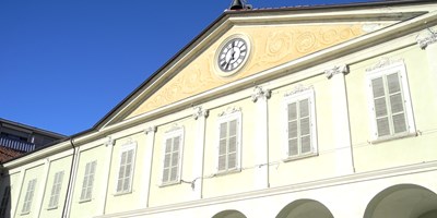 Piazza Ottinetti e lo stabile che ospita il Museo Garda Piazza Ottinetti e lo stabile che ospita il Museo Garda