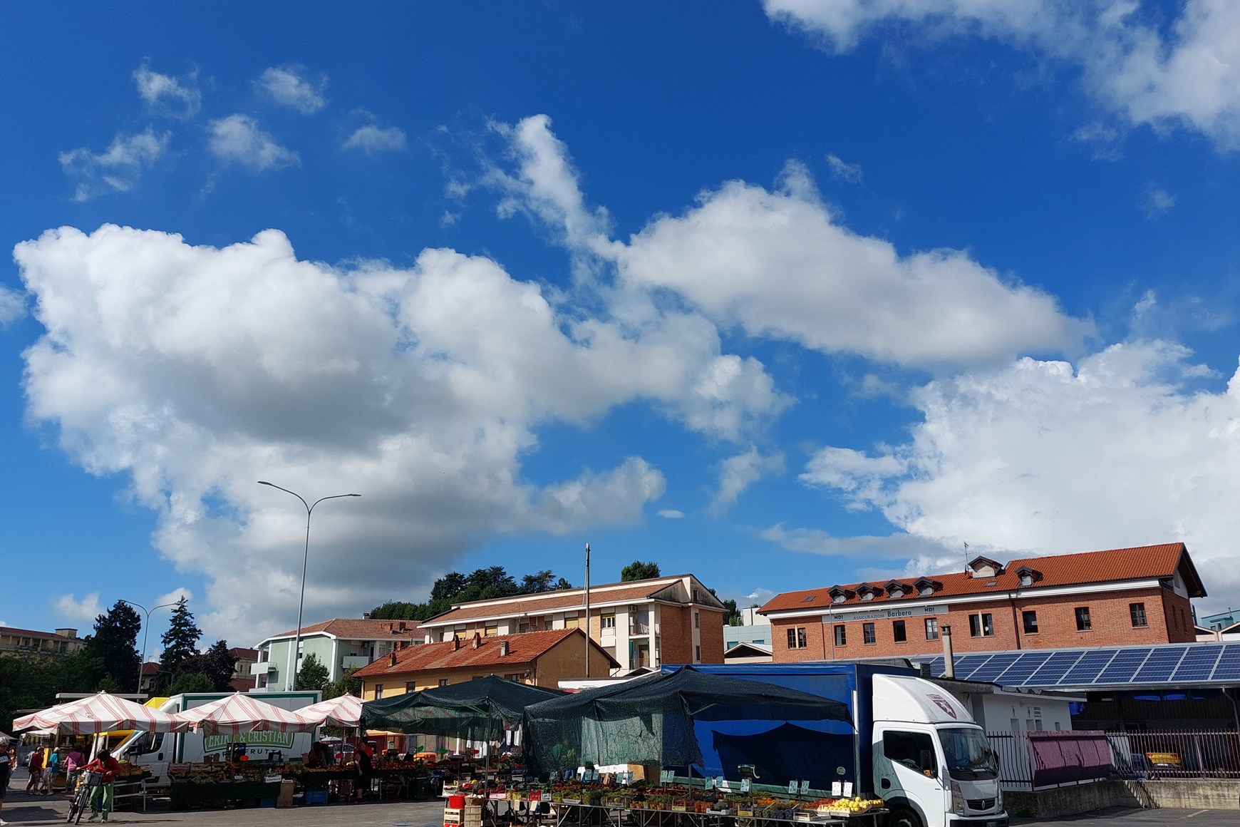 Piazza del mercato lato Viale Monte Stella Piazza del mercato lato Viale Monte Stella