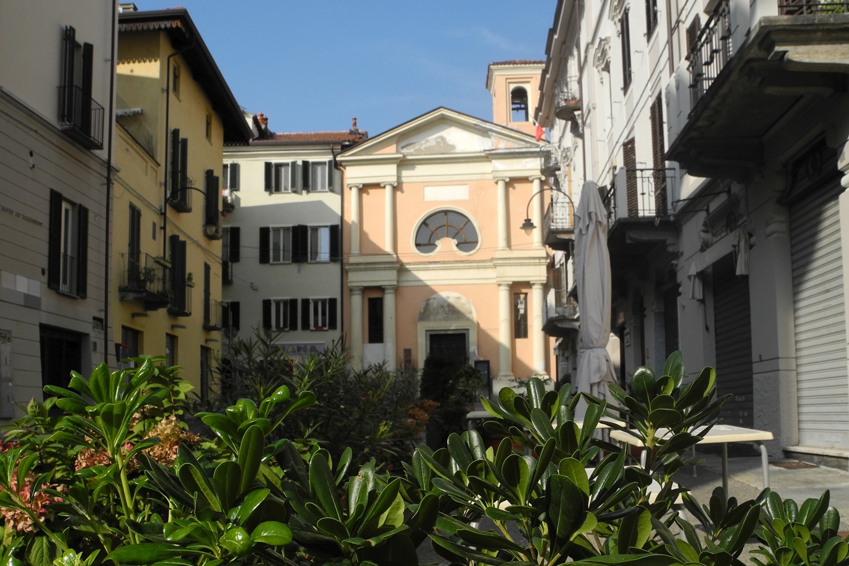 Santa Marta e l'omonima piazza Santa Marta e l'omonima piazza